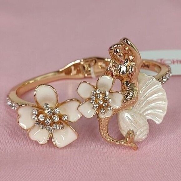 Betsey Johnson Bracelet Shell Yeah Mermaid Hinge Bangle Seashell Crystal Enamel - Picture 3 of 13